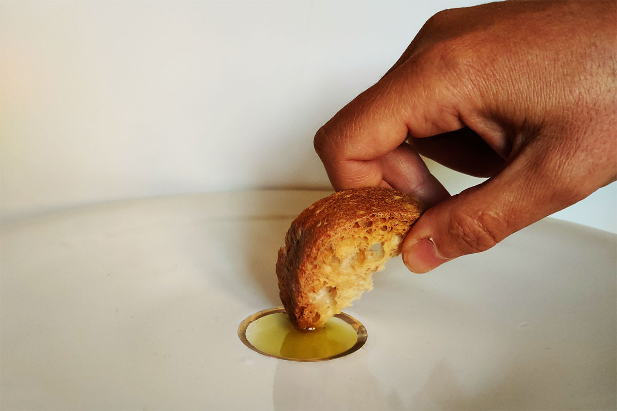 raccogliere residui di olio extravergine con pane