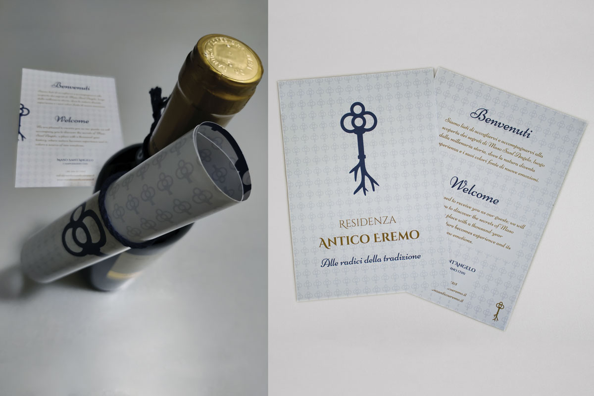 ospitalità con bottiglia di vino e volantino di benvenuto per gli ospiti